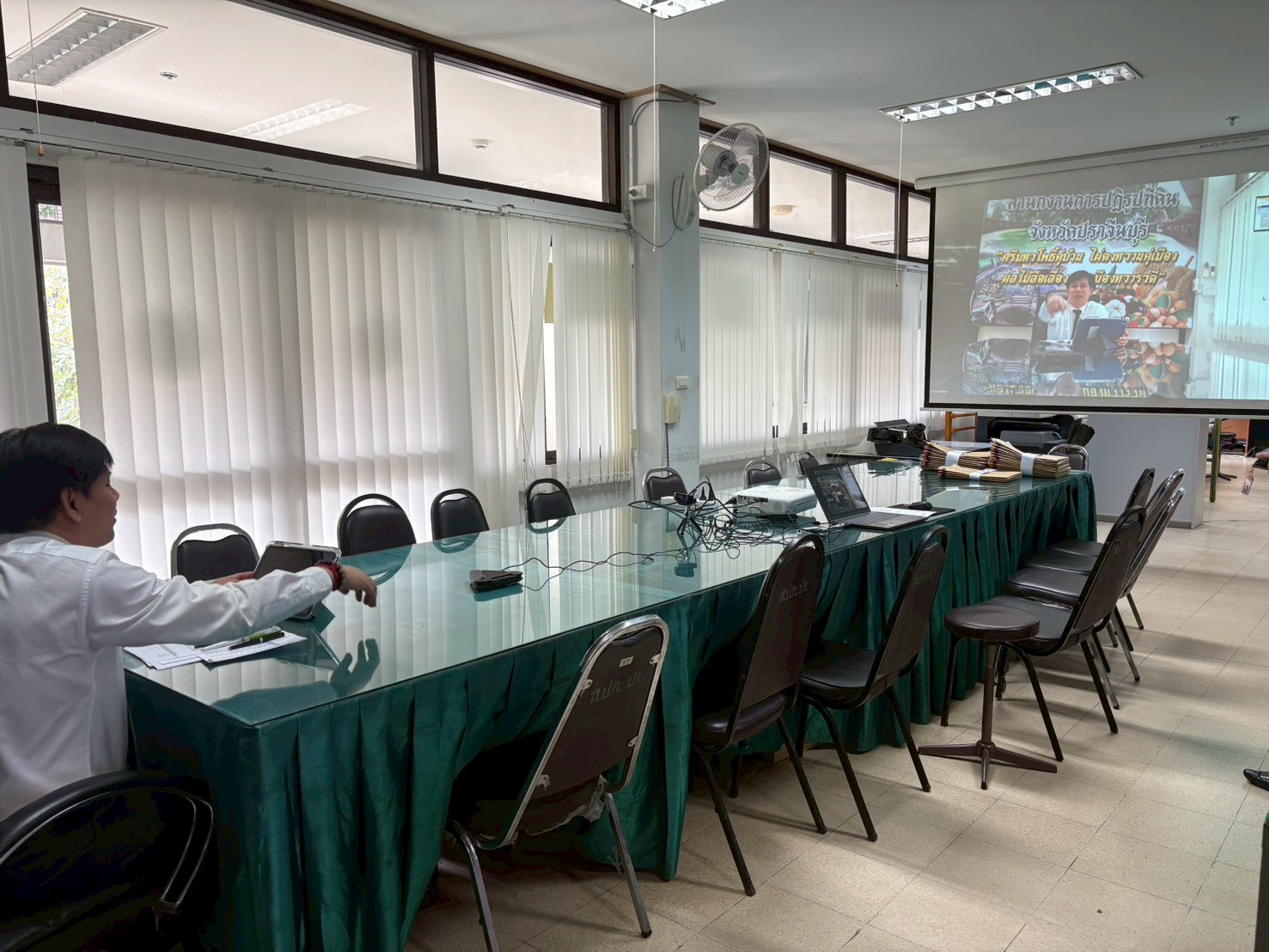 title - วันอังคารที่ 20 มกราคม 2569 นายวิทูล ประดิษฐบุญ ปฏิรูปที่ดินจังหวัดปราจีนบุรี  พร้อมด้วยเจ้าหน้าที่ ส.ป.ก. ปราจีนบุรี เข้าร่วมการประชุมคณะทำงานติดตามและเร่งรัดการใช้จ่าย เงินงบประมาณประจำปี 2569 